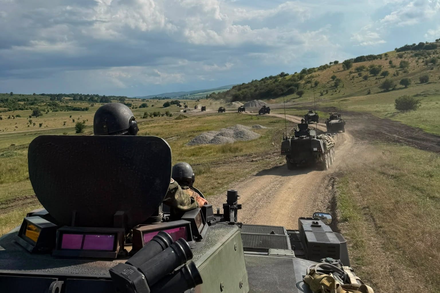 Columna de blindados españoles en movimiento hacia zona de operaciones del flanco este de la OTAN