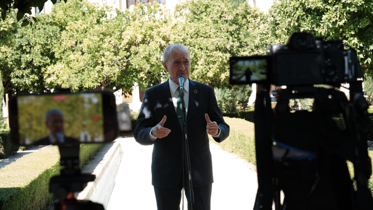 MÁLAGA, 13/07/2026.- El alcalde de Málaga, Francisco de la Torre (PP), ha anunciado este lunes que optará a la reelección en el cargo en las elecciones municipales de 2027, cuando tendrá 84 años y llevará al frente del gobierno municipal veintisiete. De la Torre (Málaga, 1942) es el alcalde más longevo de las grandes ciudades españolas, lleva en el cargo desde el año 2000 -cuando relevó a Celia Villalobos- y buscará el próximo año su séptima victoria electoral tras las seis anteriores. EFE/ Gregorio Marrero