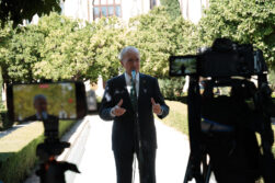 MÁLAGA, 13/07/2026.- El alcalde de Málaga, Francisco de la Torre (PP), ha anunciado este lunes que optará a la reelección en el cargo en las elecciones municipales de 2027, cuando tendrá 84 años y llevará al frente del gobierno municipal veintisiete. De la Torre (Málaga, 1942) es el alcalde más longevo de las grandes ciudades españolas, lleva en el cargo desde el año 2000 -cuando relevó a Celia Villalobos- y buscará el próximo año su séptima victoria electoral tras las seis anteriores. EFE/ Gregorio Marrero