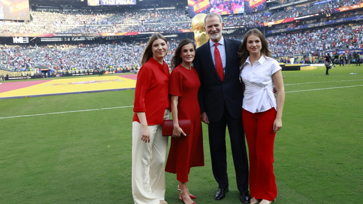 La Familia Real baja al campo del 'Metlife'