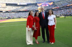 La Familia Real baja al campo del 'Metlife'