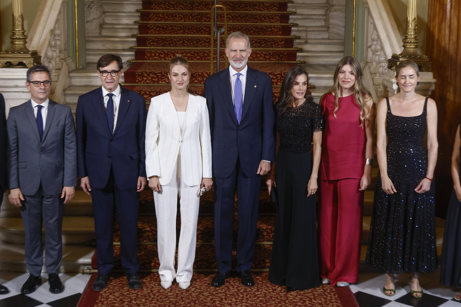 BARCELONA, 14/07/2026.- El rey Felipe, la reina Letizia, la princesa Leonor (3i), la infanta Sofía (2d) y el presidente de la Generalitat de Catalunya, Salvador Illa (2i) , la vicepresidenta tercera, Sara Aagesen (d) y el ministro de Presidencia, Félix Bolaños (i), durante la entrega de los premios Princesa de Girona, este martes en Barcelona. EFE/ Quique García
