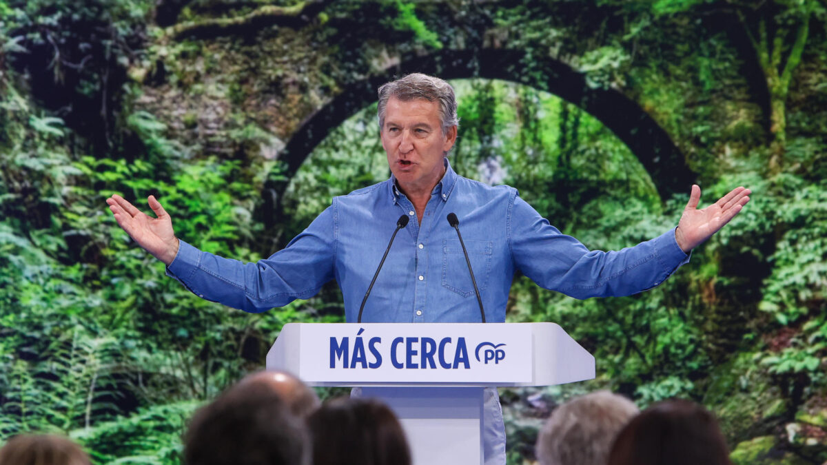 18/07/2026.- El líder del PP, Alberto Núñez Feijóo, clausura el acto de presentación de los candidatos a las capitales de provincia para las elecciones municipales de 2027 este sábado, en Santiago de Compostela. EFE/ Xoan Rey