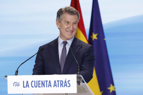 MADRID, 22/07/2026.- El líder del PP, Alberto Núñez Feijóo, hace balance del curso político y de la marcha de la legislatura, con la mirada puesta en las causas judiciales que afectan al PSOE y al Gobierno y la falta de apoyos parlamentarios del Ejecutivo, este miércoles en Madrid. EFE/ Chema Moya