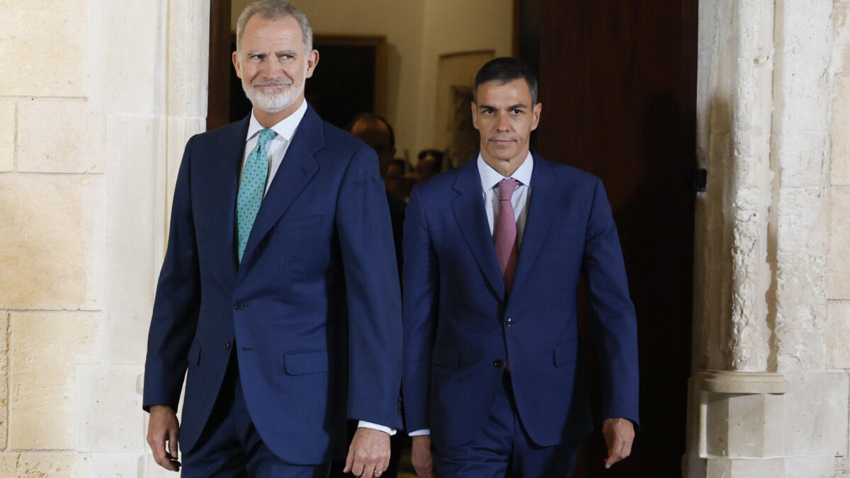 PALMA, 29/07/2026.- El rey Felipe VI y el presidente del Gobierno, Pedro Sánchez (d), mantienen un despacho de trabajo como es habitual cada verano, este miércoles en el Palacio de la Almudaina, en Palma.EFE/ Ballesteros