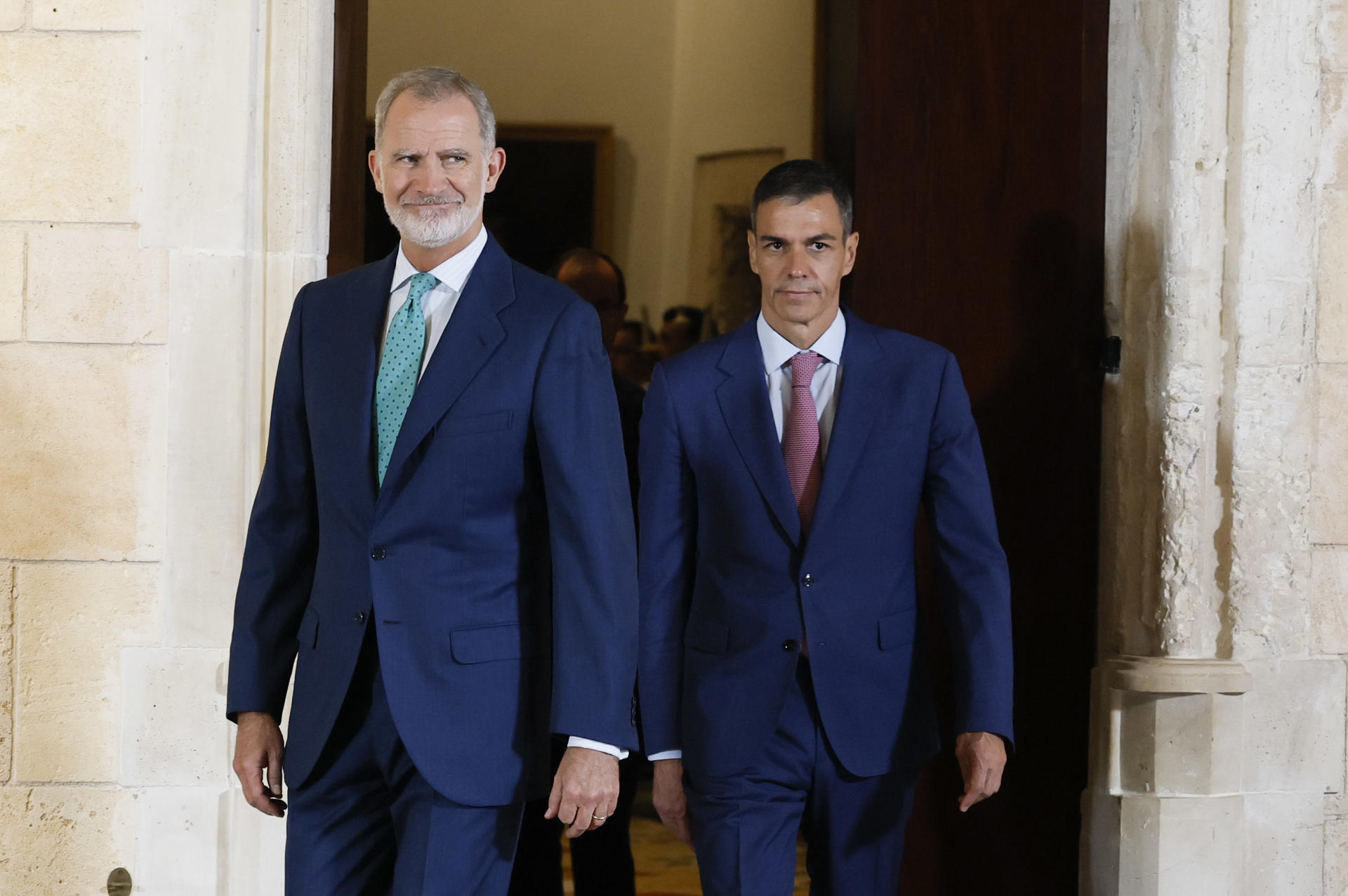 PALMA, 29/07/2026.- El rey Felipe VI y el presidente del Gobierno, Pedro Sánchez (d), mantienen un despacho de trabajo como es habitual cada verano, este miércoles en el Palacio de la Almudaina, en Palma.EFE/ Ballesteros
