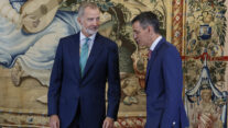 PALMA, 29/07/2026.- El rey Felipe VI y el presidente del Gobierno, Pedro Sánchez (d), mantienen un despacho de trabajo como es habitual cada verano, este miércoles en el Palacio de la Almudaina, en Palma.EFE/ Ballesteros