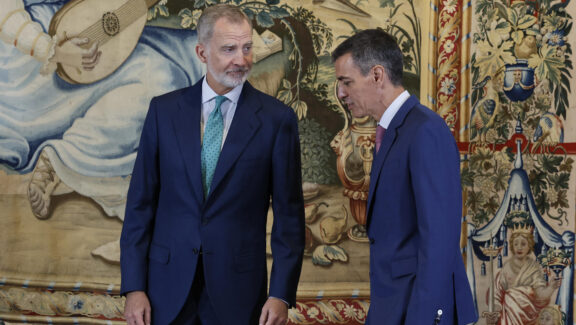 PALMA, 29/07/2026.- El rey Felipe VI y el presidente del Gobierno, Pedro Sánchez (d), mantienen un despacho de trabajo como es habitual cada verano, este miércoles en el Palacio de la Almudaina, en Palma.EFE/ Ballesteros
