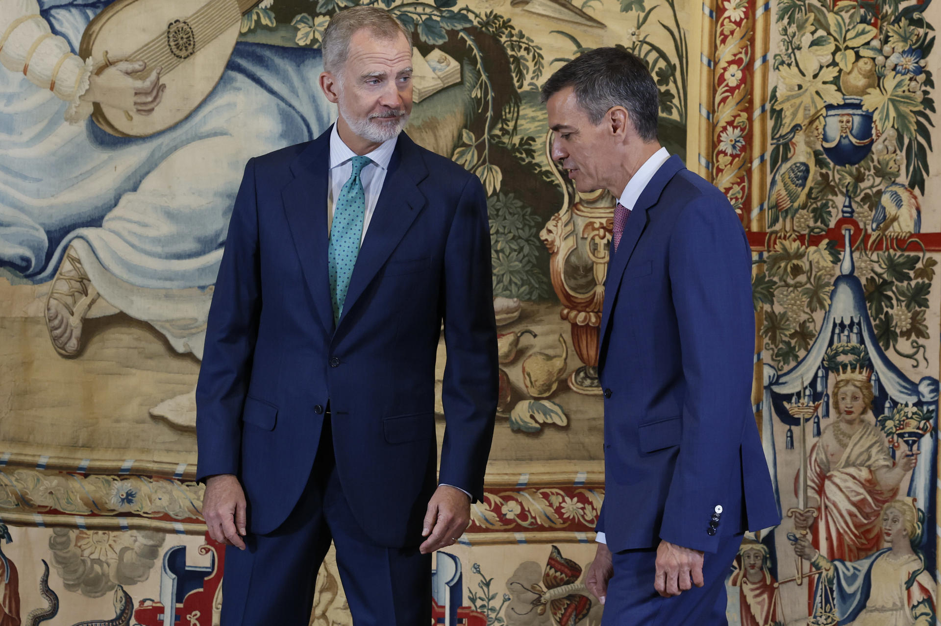 PALMA, 29/07/2026.- El rey Felipe VI y el presidente del Gobierno, Pedro Sánchez (d), mantienen un despacho de trabajo como es habitual cada verano, este miércoles en el Palacio de la Almudaina, en Palma.EFE/ Ballesteros