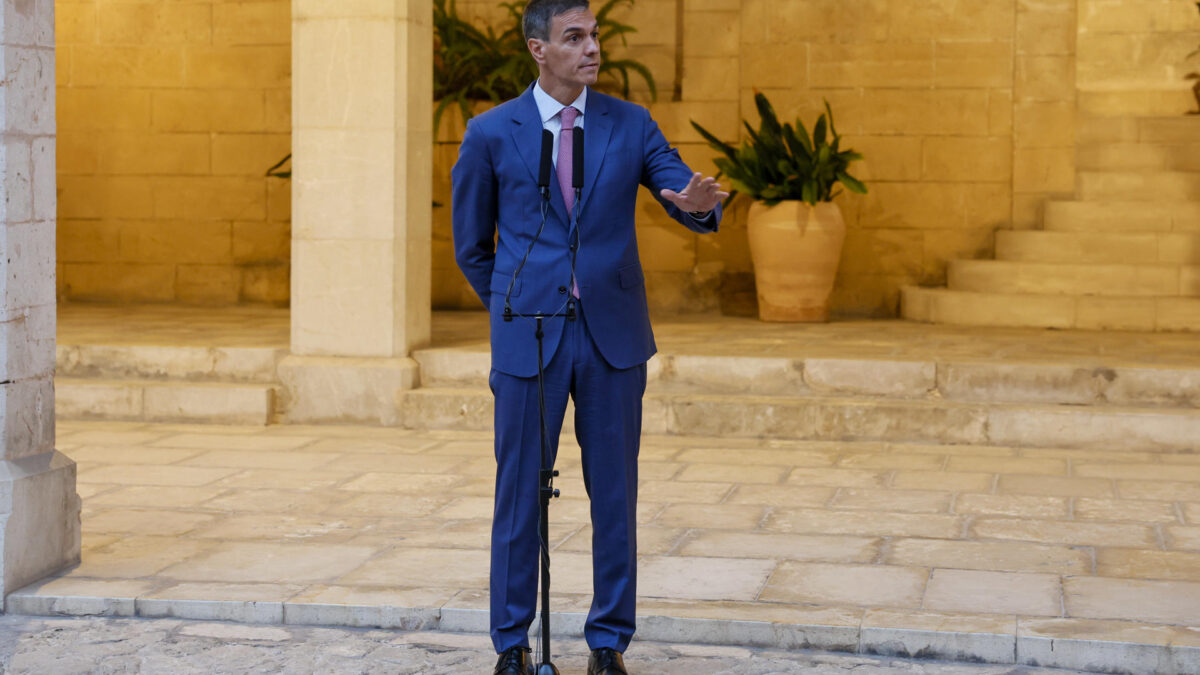 El presidente del Gobierno, Pedro Sánchez, atiende a la prensa tras un despacho de trabajo, como es habitual cada verano, con el rey Felipe VI, este miércoles en el Palacio de la Almudaina