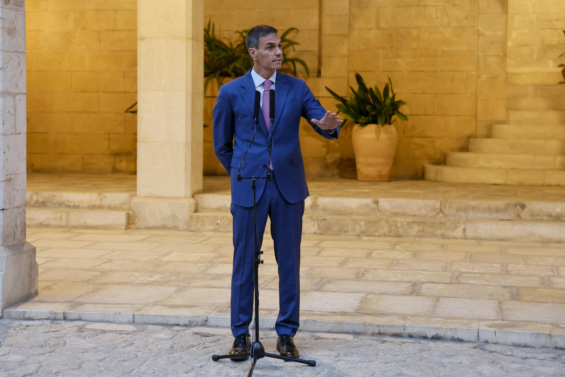 PALMA, 29/07/2026.- El presidente del Gobierno, Pedro Sánchez, atiende a la prensa tras un despacho de trabajo, como es habitual cada verano, con el rey Felipe VI, este miércoles en el Palacio de la Almudaina, en Palma.EFE/ Ballesteros