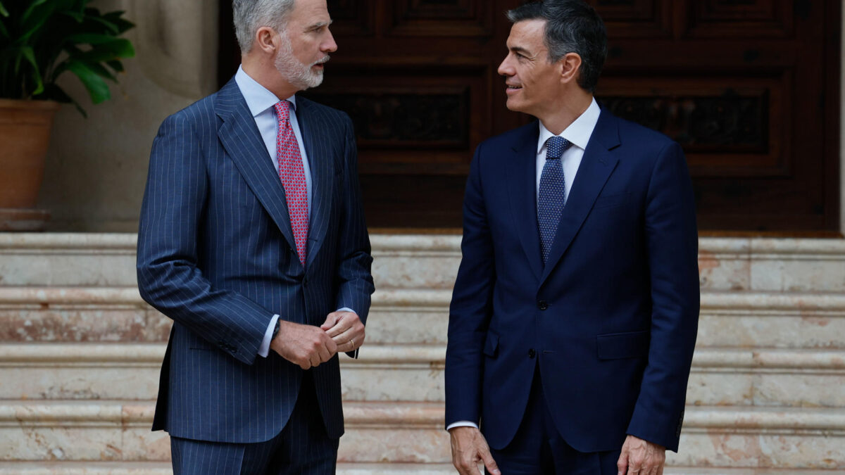 PALMA DE MALLORCA, 29/07/2025.- El presidente del Gobierno, Pedro Sánchez (d), se reúne con el rey Felipe VI este martes, en el Palacio de Marivent, en Palma de Mallorca. EFE/ Ballesteros