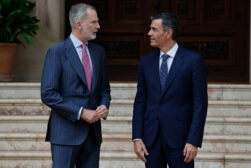 PALMA DE MALLORCA, 29/07/2025.- El presidente del Gobierno, Pedro Sánchez (d), se reúne con el rey Felipe VI este martes, en el Palacio de Marivent, en Palma de Mallorca. EFE/ Ballesteros
