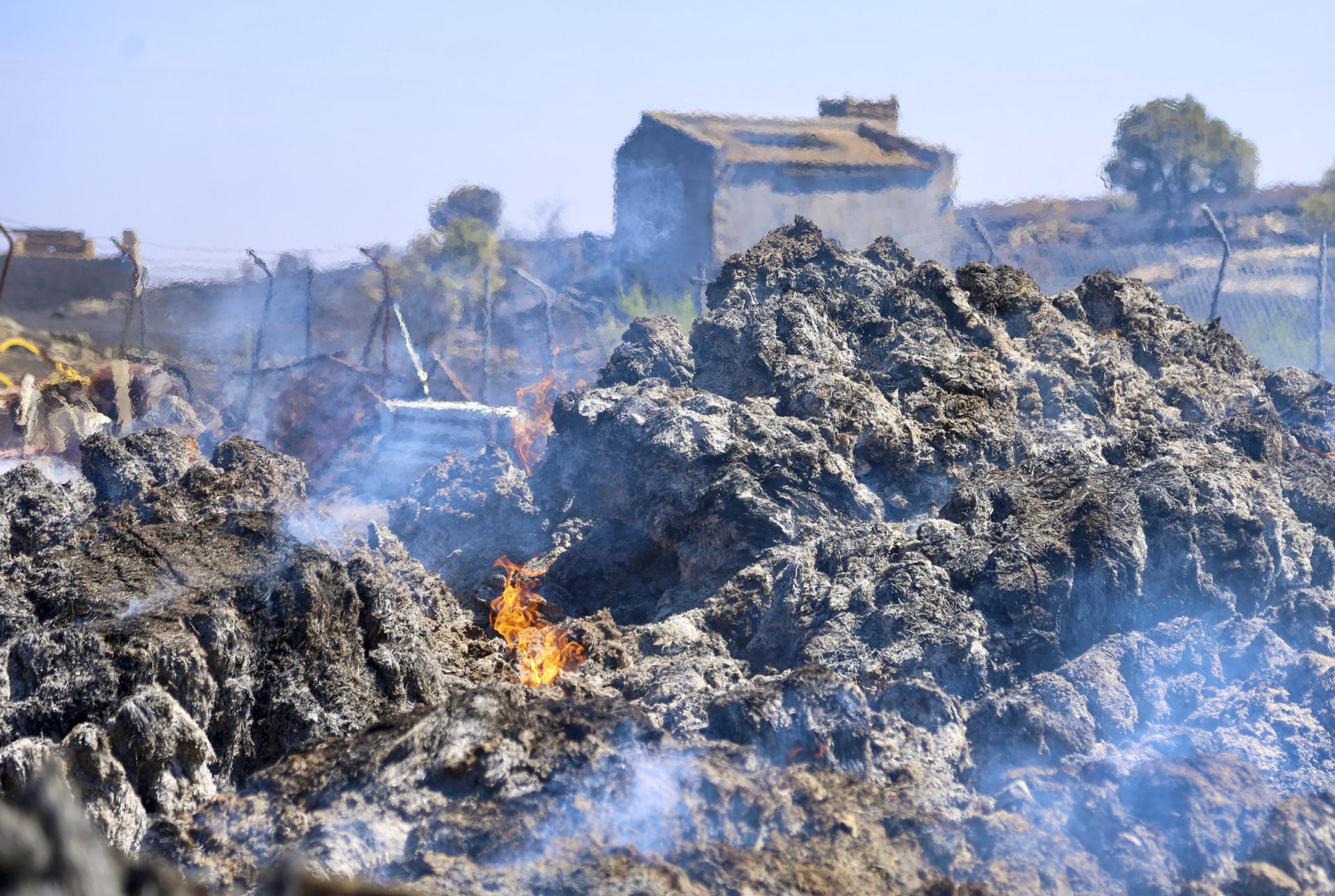 FERMOSELLE (ZAMORA), 30/07/2026.- Pacas de paja quemadas en el incendio forestal de Fermoselle (Zamora), este jueves. El presidente de la Junta de Castilla y León, Alfonso Fernández Mañueco, ha apuntado este jueves que una imprudencia puede estar detrás del incendio forestal que se declaró ayer miércoles en Fermoselle (Zamora), en el parque natural Arribes del Duero, que ha obligado a evacuar catorce localidades con un millar de personas y a confinar Fermoselle y Fariza, que suman otros 1.500 vecinos. EFE/Mariam A. Montesinos