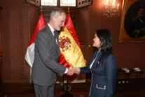 Felipe VI saluda a Keiko Fujimori en