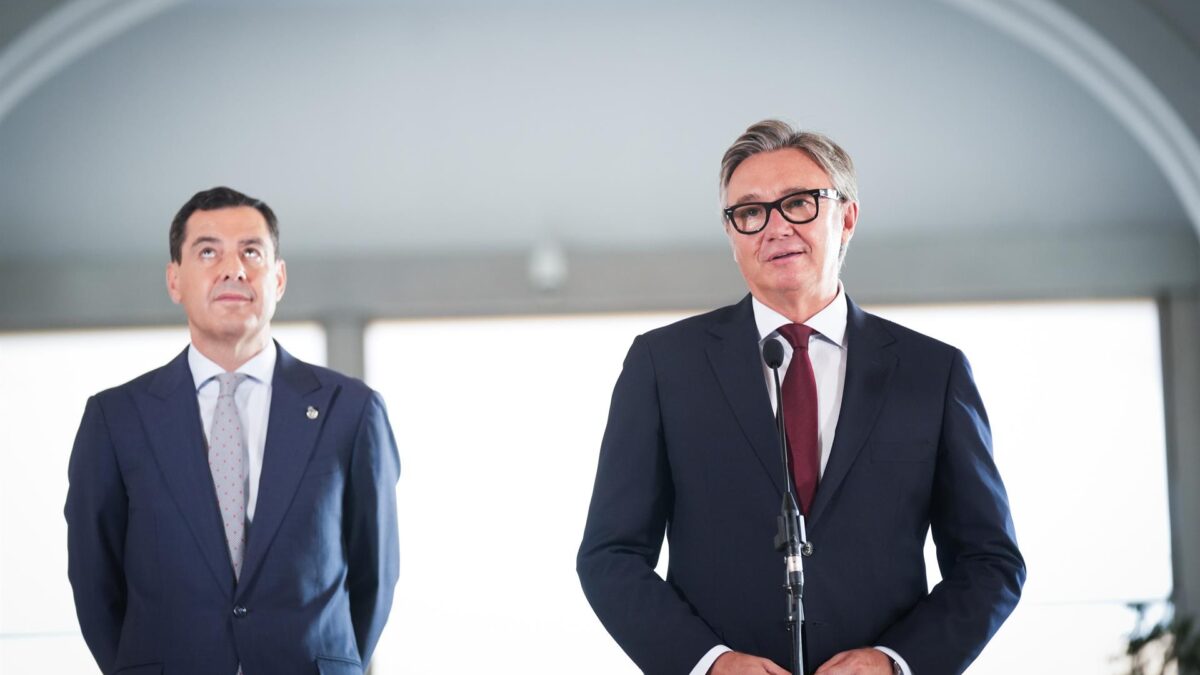 El portavoz de Vox en Andalucía, Manuel Gavira, junto al presidente de la Junta de Andalucía, Juanma Moreno