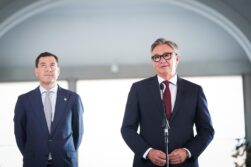 El portavoz de Vox en Andalucía, Manuel Gavira, junto al presidente de la Junta de Andalucía, Juanma Moreno