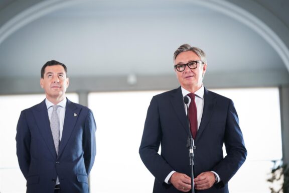 El portavoz de Vox en Andalucía, Manuel Gavira, junto al presidente de la Junta de Andalucía, Juanma Moreno
