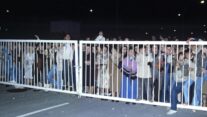 Cientos de personas hacen cola delante de la verja del puesto fronterizo de Gibraltar-La Línea, que se abrirá para los peatones a las cero horas