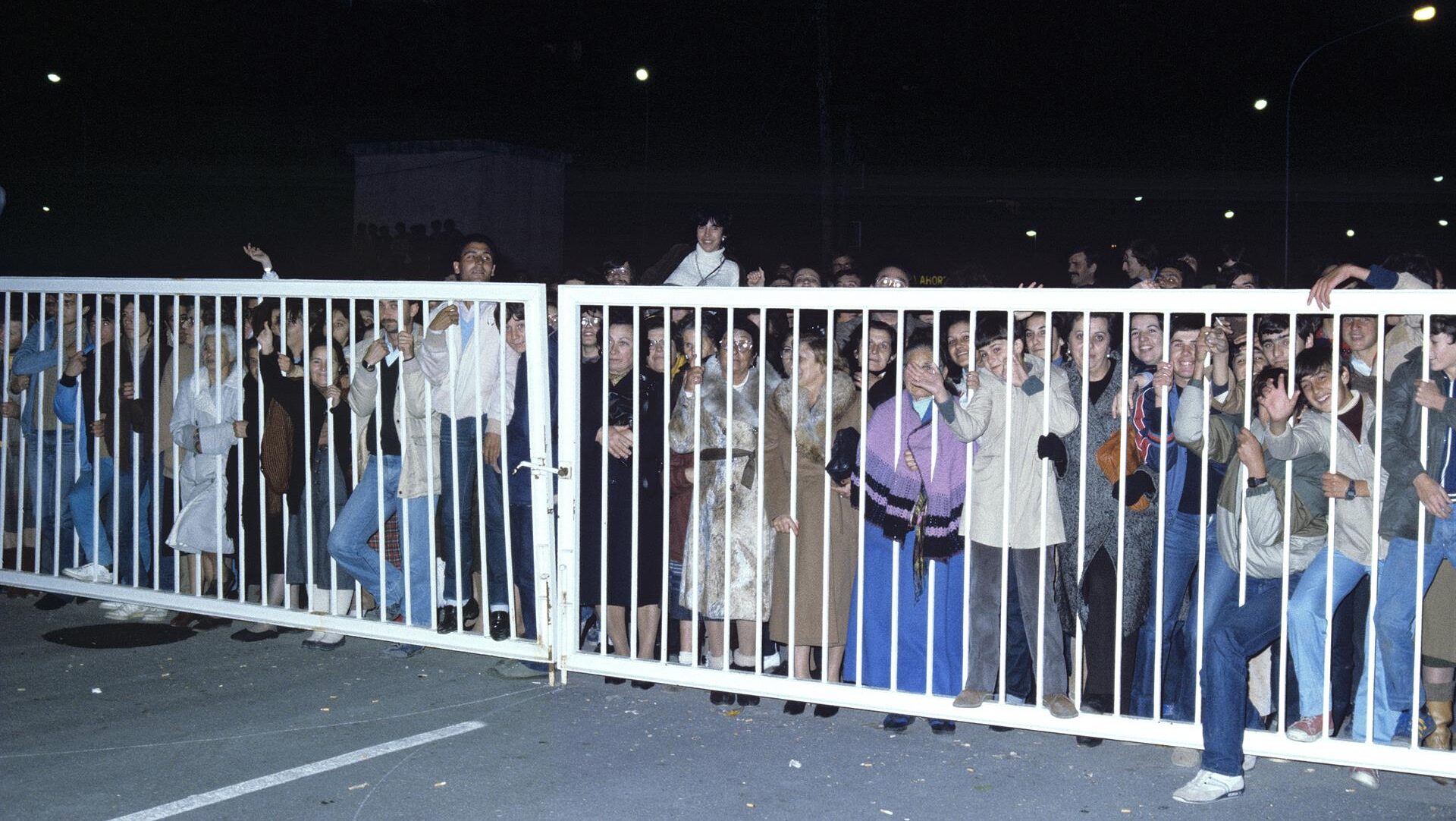 Cientos de personas hacen cola delante de la verja del puesto fronterizo de Gibraltar-La Línea, que se abrirá para los peatones a las cero horas