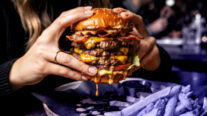 La hamburguesa triple, el último fenómeno viral que esconde el control sobre las mujeres