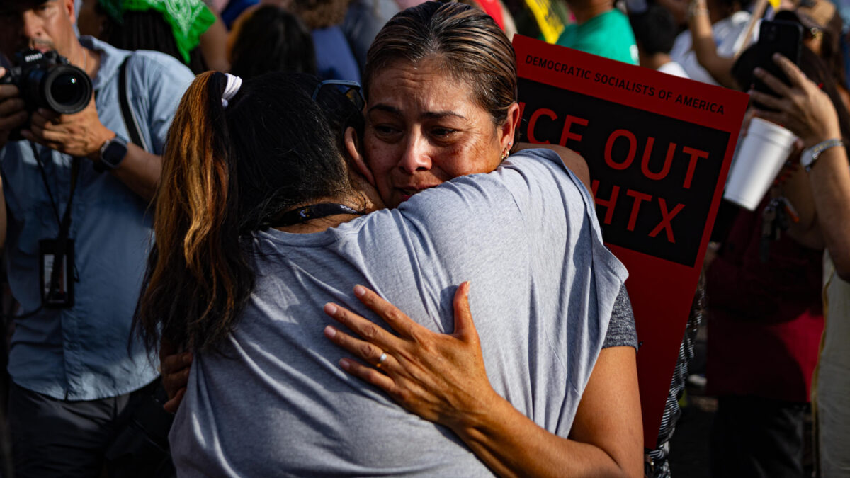 Tomasa Salgado, familiar de Lorenzo Salgado Araujo, inmigrante mexicano fallecido durante un operativo del ICE, llora durante una manifestación contra las políticas migratorias este miércoles, en Houston (EE.UU.). EFE/ Carlos Ramírez