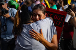 Tomasa Salgado, familiar de Lorenzo Salgado Araujo, inmigrante mexicano fallecido durante un operativo del ICE, llora durante una manifestación contra las políticas migratorias este miércoles, en Houston (EE.UU.). EFE/ Carlos Ramírez