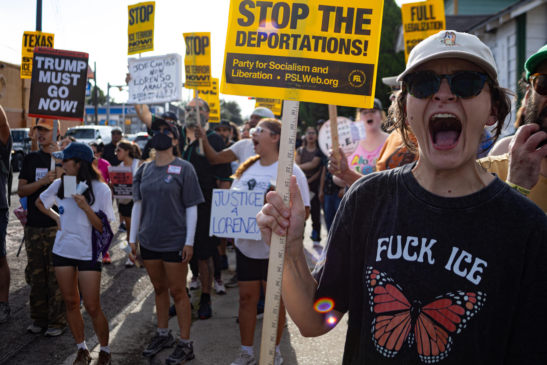 Personas gritan consignas en una manifestación contra las políticas migratorias este miércoles, en Houston (EE.UU.). EFE/ Carlos Ramírez