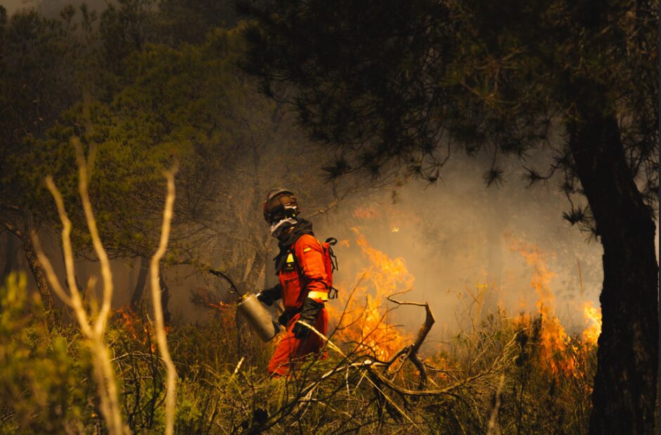 Imagen de un fuego "técnico" con la intervención de la UME.