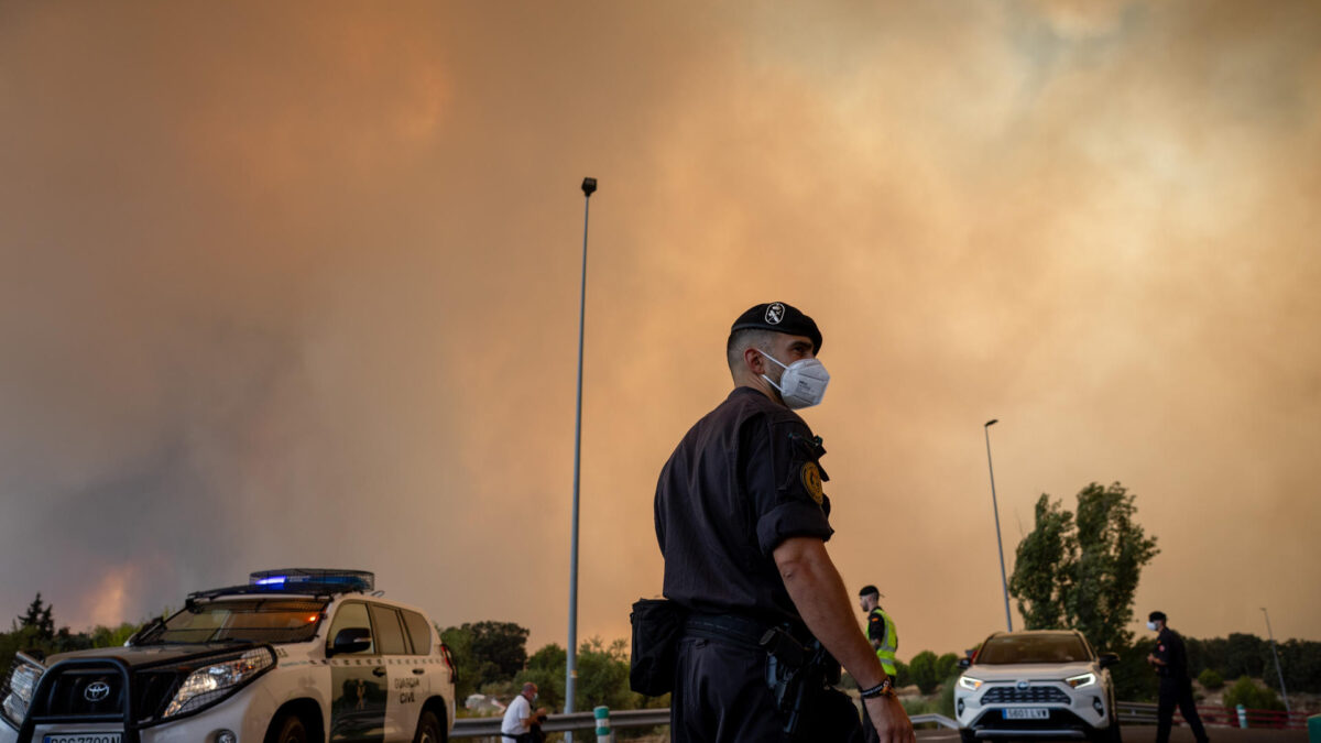 Vista de la humareda causada por el incendio forestal en Cenicientos.