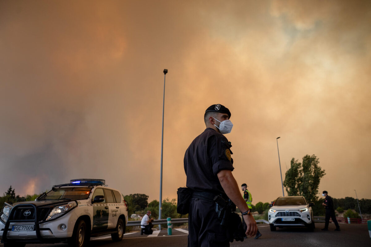 Vista de la humareda causada por el incendio forestal en Cenicientos.