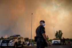 Vista de la humareda causada por el incendio forestal en Cenicientos.