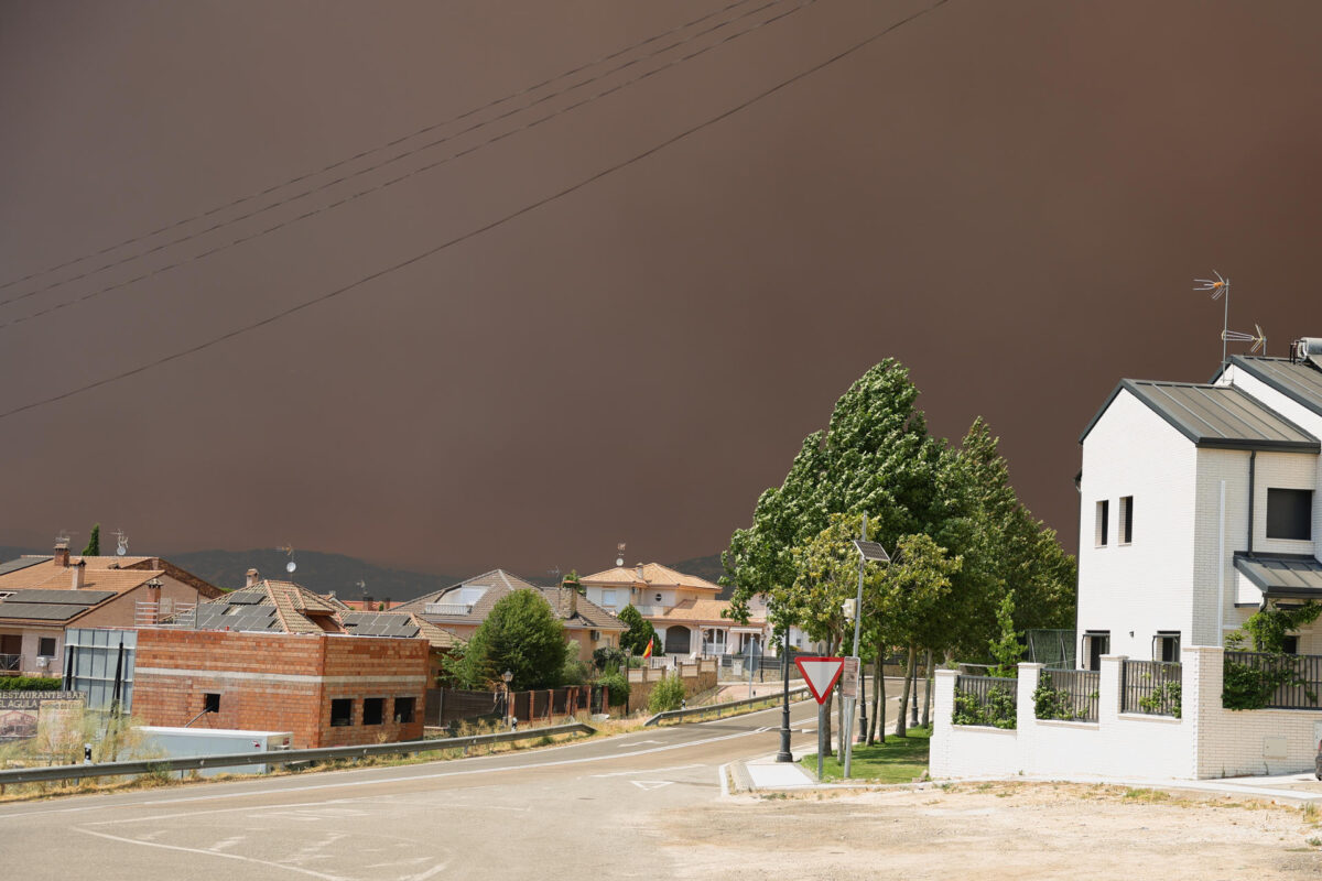 QUIJORNA (MADRID), 24/07/2026.-Vista de la humareda causada por el incendio forestal en Quijorna, Madrid, este viernes. Los fuegos originados en Almorox (Toledo) y San Martín de Valdeiglesias (Madrid) se han fusionado en un solo frente que ha obligado a desalojar otros tres municipios del suroeste madrileño y que avanza sin control con unas condiciones climáticas muy desfavorables.- EFE/ Ismael Herrero