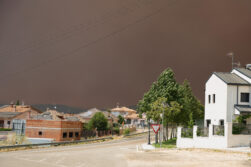 QUIJORNA (MADRID), 24/07/2026.-Vista de la humareda causada por el incendio forestal en Quijorna, Madrid, este viernes. Los fuegos originados en Almorox (Toledo) y San Martín de Valdeiglesias (Madrid) se han fusionado en un solo frente que ha obligado a desalojar otros tres municipios del suroeste madrileño y que avanza sin control con unas condiciones climáticas muy desfavorables.- EFE/ Ismael Herrero