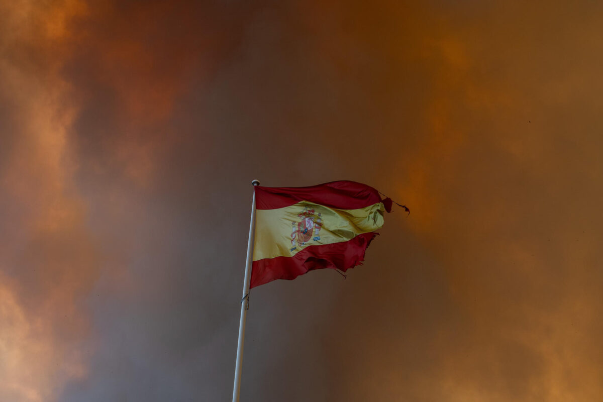 CENICIENTOS (MADRID), 24/07/2026.-Vista de la humareda causada por el incendio forestal en Cenicientos, Madrid, este viernes. Los fuegos originados en Almorox (Toledo) y San Martín de Valdeiglesias (Madrid) se han fusionado en un solo frente que ha obligado a desalojar otros tres municipios del suroeste madrileño y que avanza sin control con unas condiciones climáticas muy desfavorables.- EFE/ Daniel González