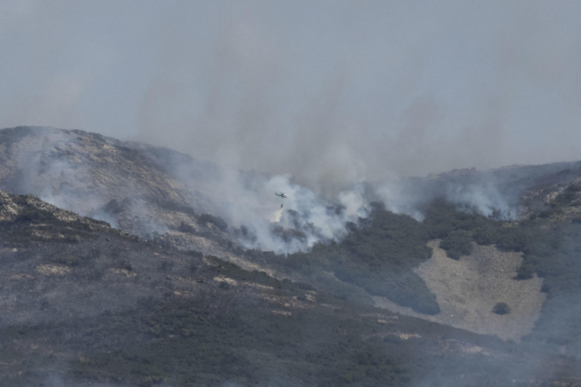 FOTODELDÍA LOS YÉBENES (TOLEDO), 24/07/2026.- Medios aéreos trabajan este viernes en la extinción del incendio forestal declarado ayer en una finca agrícola en el término municipal de Retuerta del Bullaque (Ciudad Real), ha pasado a la provincia de Toledo, entre los municipios de El Molinillo (Ciudad Real) y Los Yébenes (Toledo). EFE/Jesús Monroy