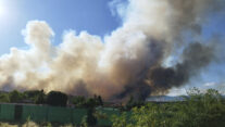 Madrid, 16/07/2026.- Vista del incendio de Lozoyuela desde la localidad vecina de Mangirón. La Comunidad de Madrid ha activado este jueves la Situación Operativa 1 de su Plan de Protección Civil contra Incendios Forestales (INFOMA) por un incendio forestal declarado en Lozoyuela, al norte de la región. EFE/