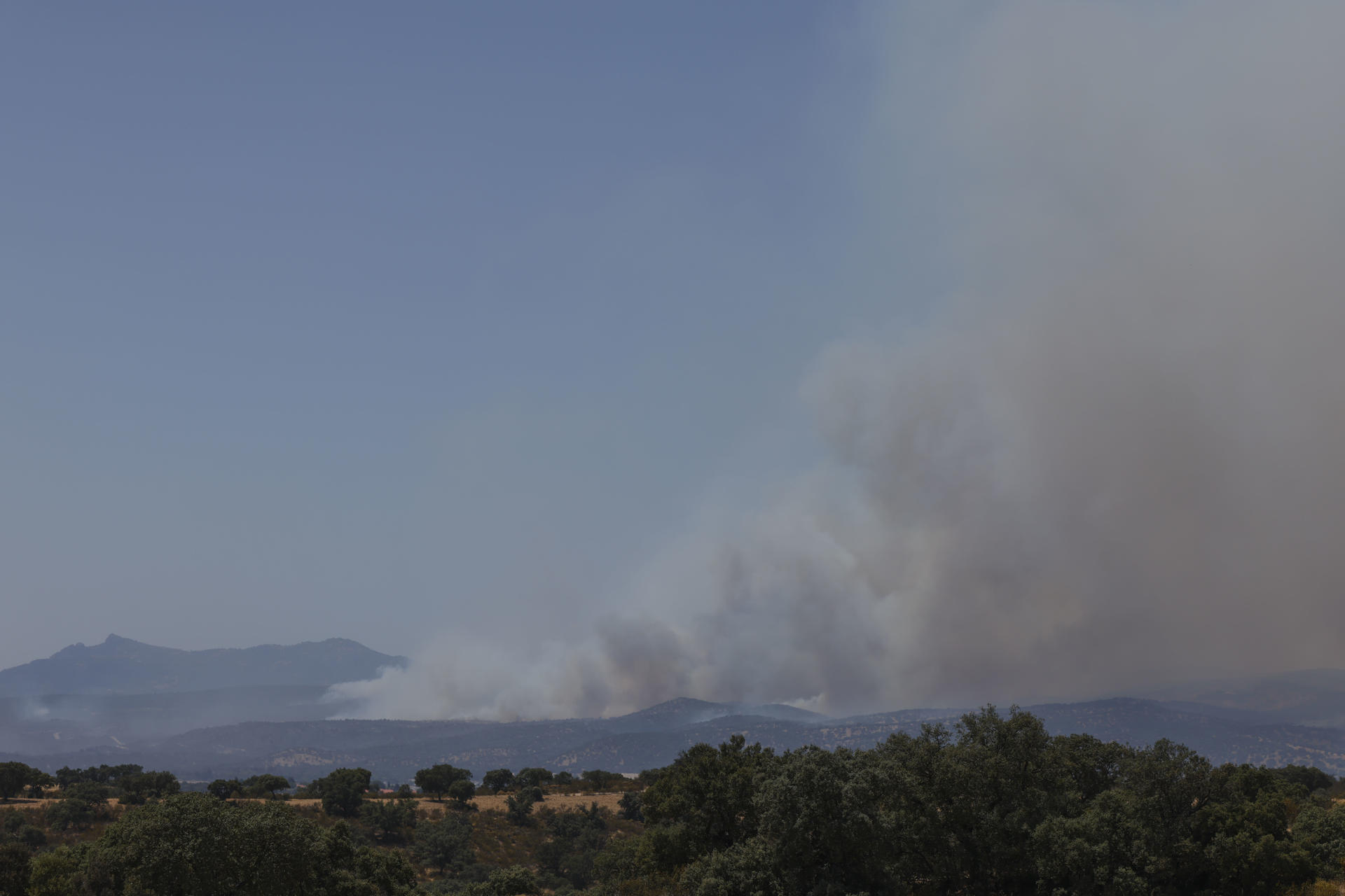 VILLA DEL PRADO (MADRID) 24/07/2026.- Vista de la humareda causada por el incendio forestal de Villa del Pardo, en Madrid, cuyo origen se localiza en Almorox (Toledo). EFE/ Ismael Herrero