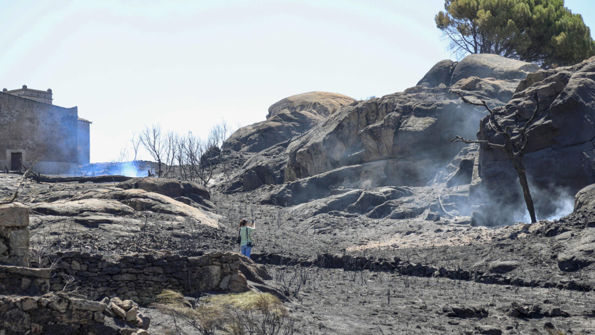 FERMOSELLE (ZAMORA), 30/07/2026.- Incendio forestal en Fermoselle (Zamora), este jueves. El presidente de la Junta de Castilla y León, Alfonso Fernández Mañueco, ha apuntado este jueves que una imprudencia puede estar detrás del incendio forestal que se declaró ayer miércoles en Fermoselle (Zamora), en el parque natural Arribes del Duero, que ha obligado a evacuar catorce localidades con un millar de personas y a confinar Fermoselle y Fariza, que suman otros 1.500 vecinos. EFE/Mariam A. Montesinos