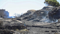 FERMOSELLE (ZAMORA), 30/07/2026.- Incendio forestal en Fermoselle (Zamora), este jueves. El presidente de la Junta de Castilla y León, Alfonso Fernández Mañueco, ha apuntado este jueves que una imprudencia puede estar detrás del incendio forestal que se declaró ayer miércoles en Fermoselle (Zamora), en el parque natural Arribes del Duero, que ha obligado a evacuar catorce localidades con un millar de personas y a confinar Fermoselle y Fariza, que suman otros 1.500 vecinos. EFE/Mariam A. Montesinos