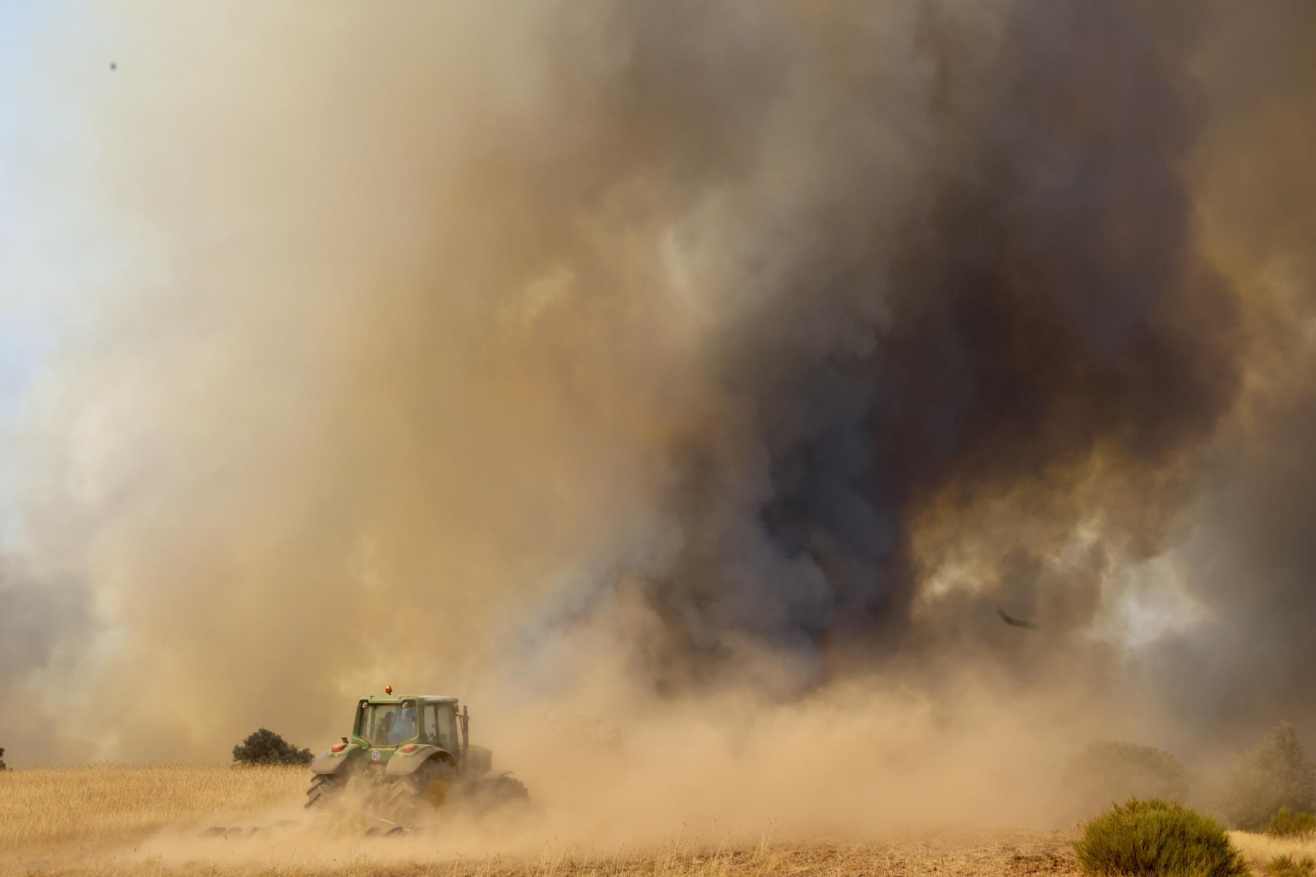 FERMOSELLE (ZAMORA), 29/07/2026.- Vista del incendio forestal en Fermoselle (Zamora) este miércoles. El incendio que se ha declarado hoy en Fermoselle (Zamora), en el parque natural Arribes del Duero, ha llegado a las inmediaciones de los cascos urbanos de tres poblaciones, donde actúan los medios de extinción, mientras al confinamiento de Fermoselle y los desalojos de siete localidades se ha sumado el de la residencia de mayores de Muga de Sayago. EFE/ Mariam A. Montesinos