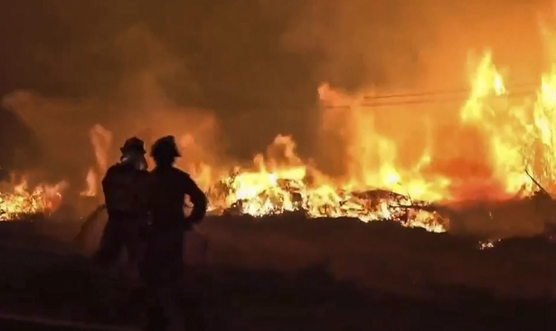 AVILA, 27/07/2026.- Captura de un video facilitado por la UME, del trabajo de extinción la pasada noche del incendio forestal en Sotillo de La Adrada (Ávila). El incendio declarado el pasado miércoles en Burgohondo (Ávila), el más devastador en España desde que se tienen registros, cumple este lunes cinco días con 40.000 personas desalojadas en dieciséis municipios, un perímetro de 160 kilómetros y una situación de leve mejoría pese a los sustos que el viento ha provocado durante esta madrugada. EFE/UME -SÓLO USO EDITORIAL/SOLO USO PERMITIDO PARA ILUSTRAR LA NOTICIA QUE APARECE EN EL PIE DE FOTO (CRÉDITO OBLIGATORIO)-
