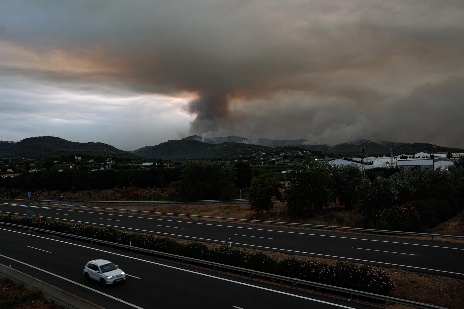 GRAFCVA5196. BETXÍ (CASTELLÓN), 26/07/2026.- Una gran columna de humo era apreciable a última hora de la tarde desde la localidad de Betxí. El incendio declarado este sábado en la Vall d'Uixó ha quemado ya más de 6.500 hectáreas y su perímetro ha crecido hasta los 48 kilómetros, pero desde la dirección de las tareas de extinción, se ve una posibilidad de que pueda quedar estabilizado "lo más pronto posible" en los próximos días. EFE/Manuel Bruque