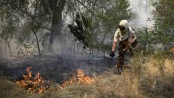 FOTODELDÍA GRAFCVA5261. BETXÍ (CASTELLÓN), 28/07/2026.- Efectivos de bomberos trabajan en Betxí (Castellón), uno de los municipios afectados por el incendio declarado el pasado sábado en la Vall d'Uixó (Castellón), que sigue activo y ha quemado ya más de 8.500 hectáreas, con un perímetro de 72 kilómetros y con 10.000 desalojados de 18 localidades. EFE/Andreu Esteban