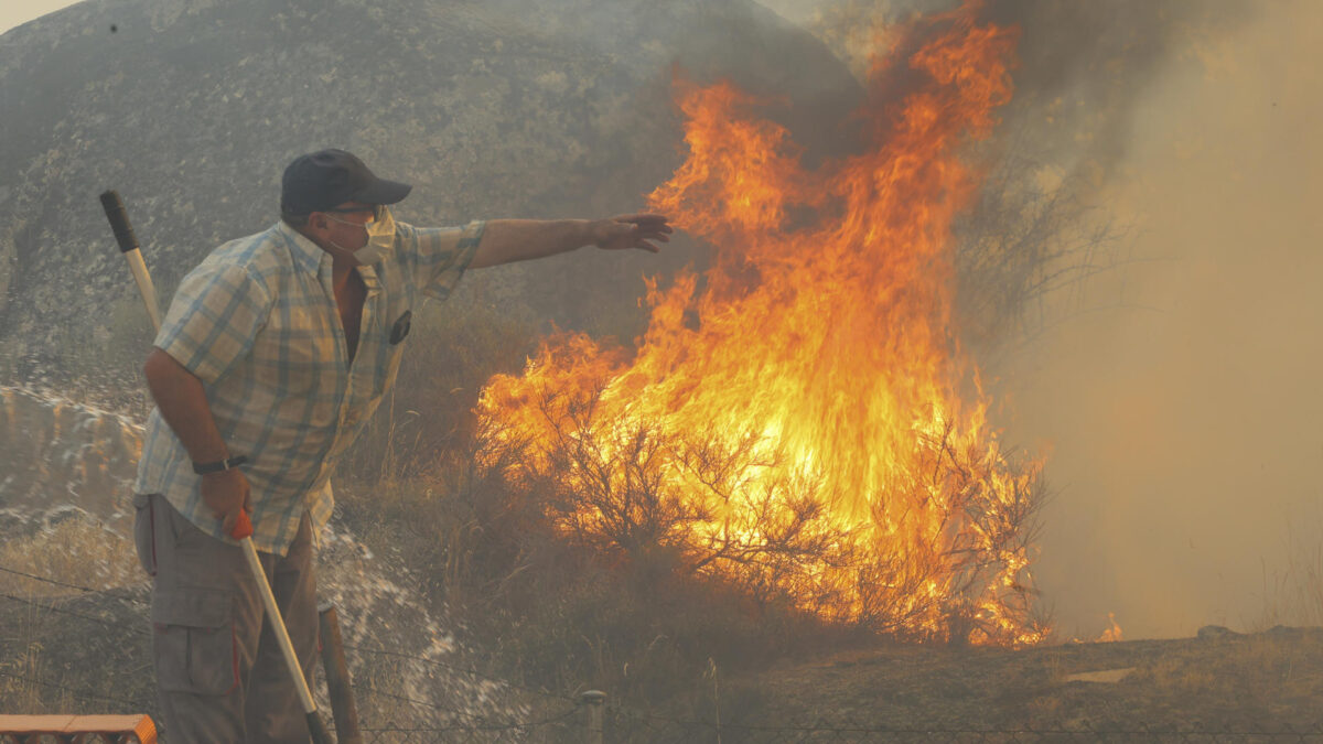 FERMOSELLE (ZAMORA), 29/07/2026.- Trabajos de extinción del incendio forestal en Fermoselle (Zamora) este miércoles. El incendio que se ha declarado hoy en Fermoselle (Zamora), en el parque natural Arribes del Duero, ha llegado a las inmediaciones de los cascos urbanos de tres poblaciones, donde actúan los medios de extinción, mientras al confinamiento de Fermoselle y los desalojos de siete localidades se ha sumado el de la residencia de mayores de Muga de Sayago. EFE/ Mariam A. Montesinos