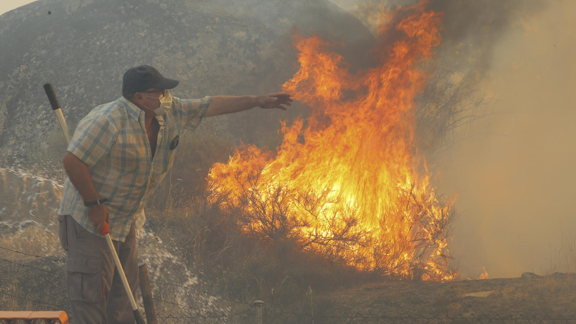 FERMOSELLE (ZAMORA), 29/07/2026.- Trabajos de extinción del incendio forestal en Fermoselle (Zamora) este miércoles. El incendio que se ha declarado hoy en Fermoselle (Zamora), en el parque natural Arribes del Duero, ha llegado a las inmediaciones de los cascos urbanos de tres poblaciones, donde actúan los medios de extinción, mientras al confinamiento de Fermoselle y los desalojos de siete localidades se ha sumado el de la residencia de mayores de Muga de Sayago. EFE/ Mariam A. Montesinos