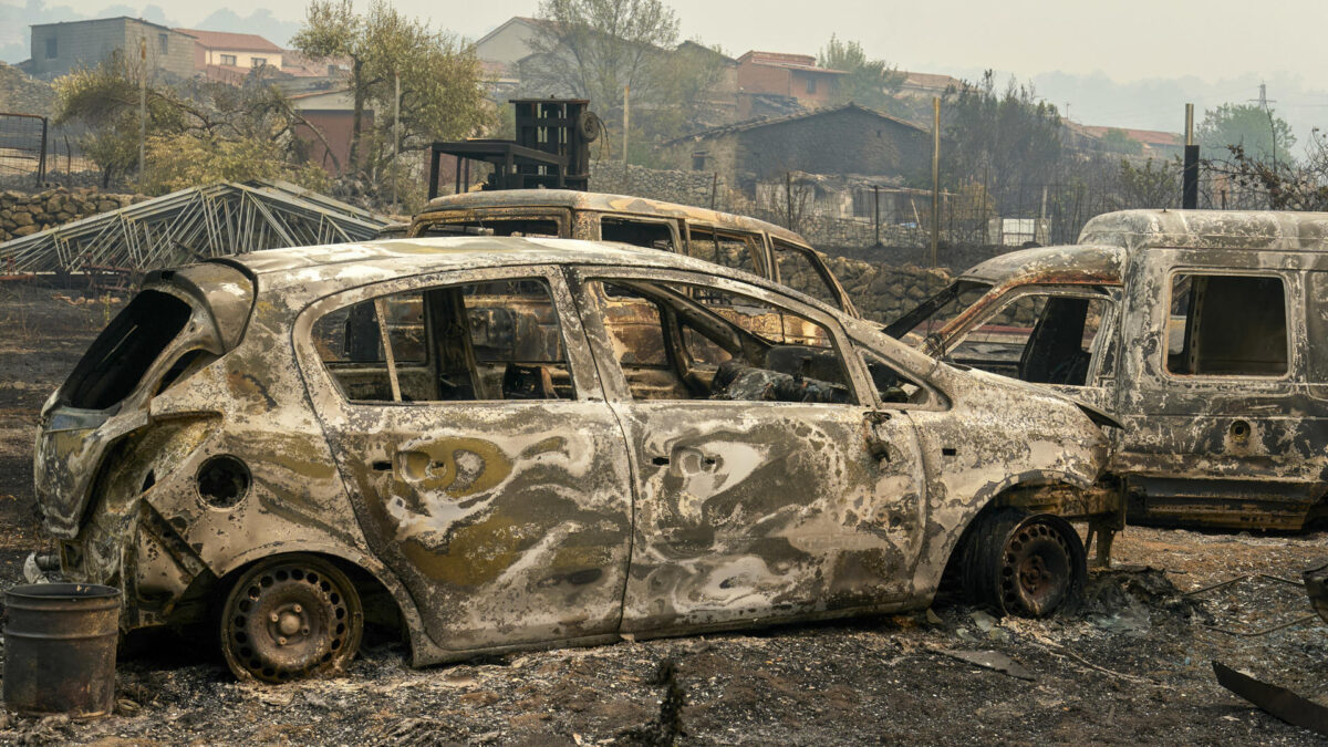 CASAVIEJA (ÁVILA), 27/07/2026.- Varios coches calcinados en la localidad de Casavieja (Ávila), este lunes. En la provincia de Ávila, hay 15 localidades evacuadas: Sotillo de la Adrada, Navahondilla, Casillas, Santa María del Tíetar, La Adrada, Piedralaves, Casaviaje, Burgohondo, Hoyo de Pinares, Villanueva de Ávila, Pedro Bernardo, Higuera de las Dueñas, Gavilanes, Mijares y Fresnedilla, así como la urbanización La Atalaya de El Tiemblo. En Ávila se encuentran confinadas Navaluenga, El Tiemblo y Cebreros. EFE/Raúl Sanchidrián