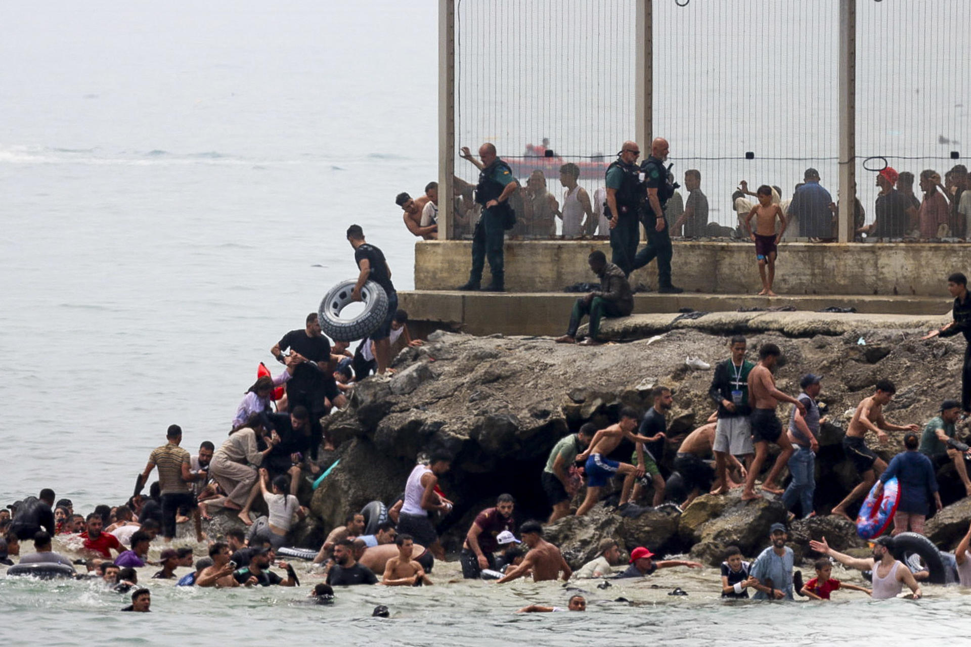 Qué puede hacer realmente el Ejército para detener la crisis migratoria en Ceuta