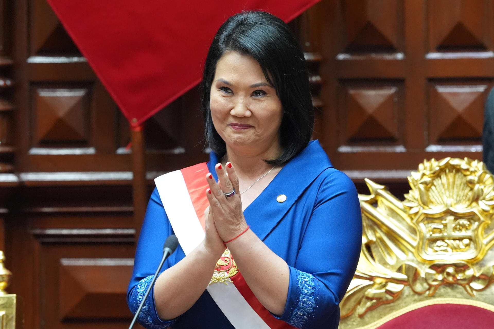 AME3740. LIMA (PERÚ), 28/07/2026.- La derechista Keiko Fujimori reacciona tras posesionarse como presidenta de Perú para el quinquenio 2026-2031 este martes, en Lima (Perú). Fujimori juró como presidenta de Perú en un acto con el que asume oficialmente el cargo para el que fue elegida en las recientes elecciones, en las que se impuso en la segunda vuelta por una ajustada diferencia de menos de 50.000 votos sobre el izquierdista Roberto Sánchez. EFE/Guadalupe Pardo POOL