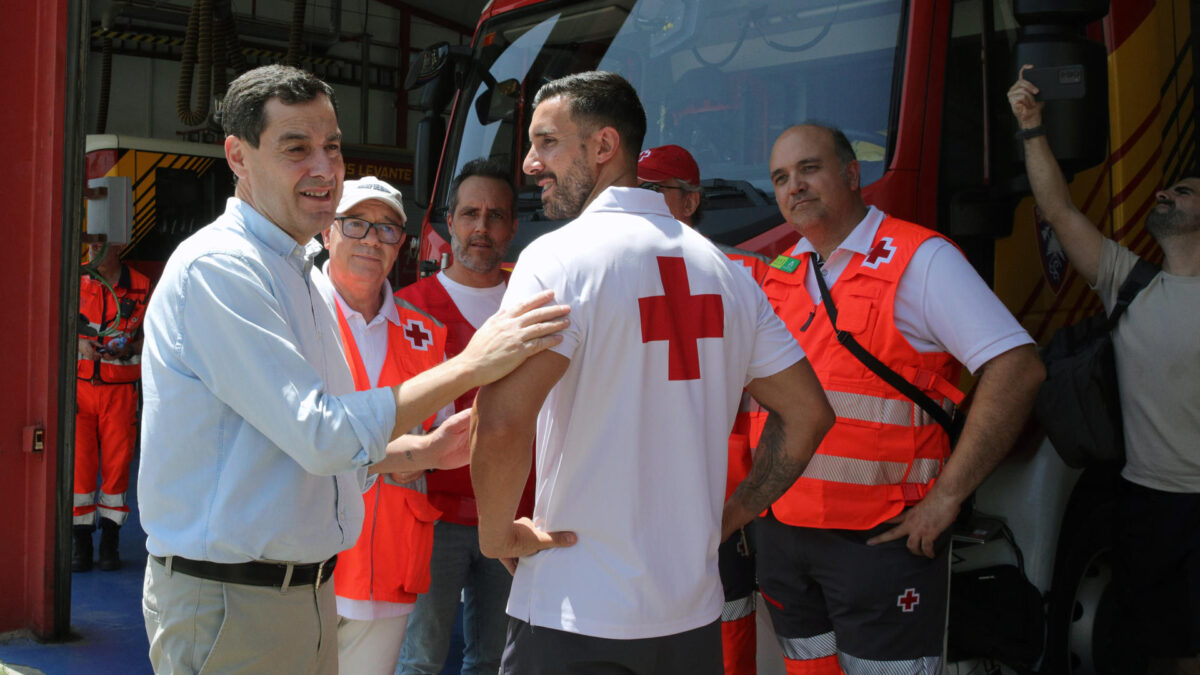 TURRE (ALMERÍA), 10/07/2026.- El presidente de la Junta de Andalucia Juanma Moreno (i) saluda al personal del puesto de mando en el parque de bomberos de la localidad almeriense de Turre donde le informa sobre el incendio de Los Gallardos. EFE/Pepe Torres.